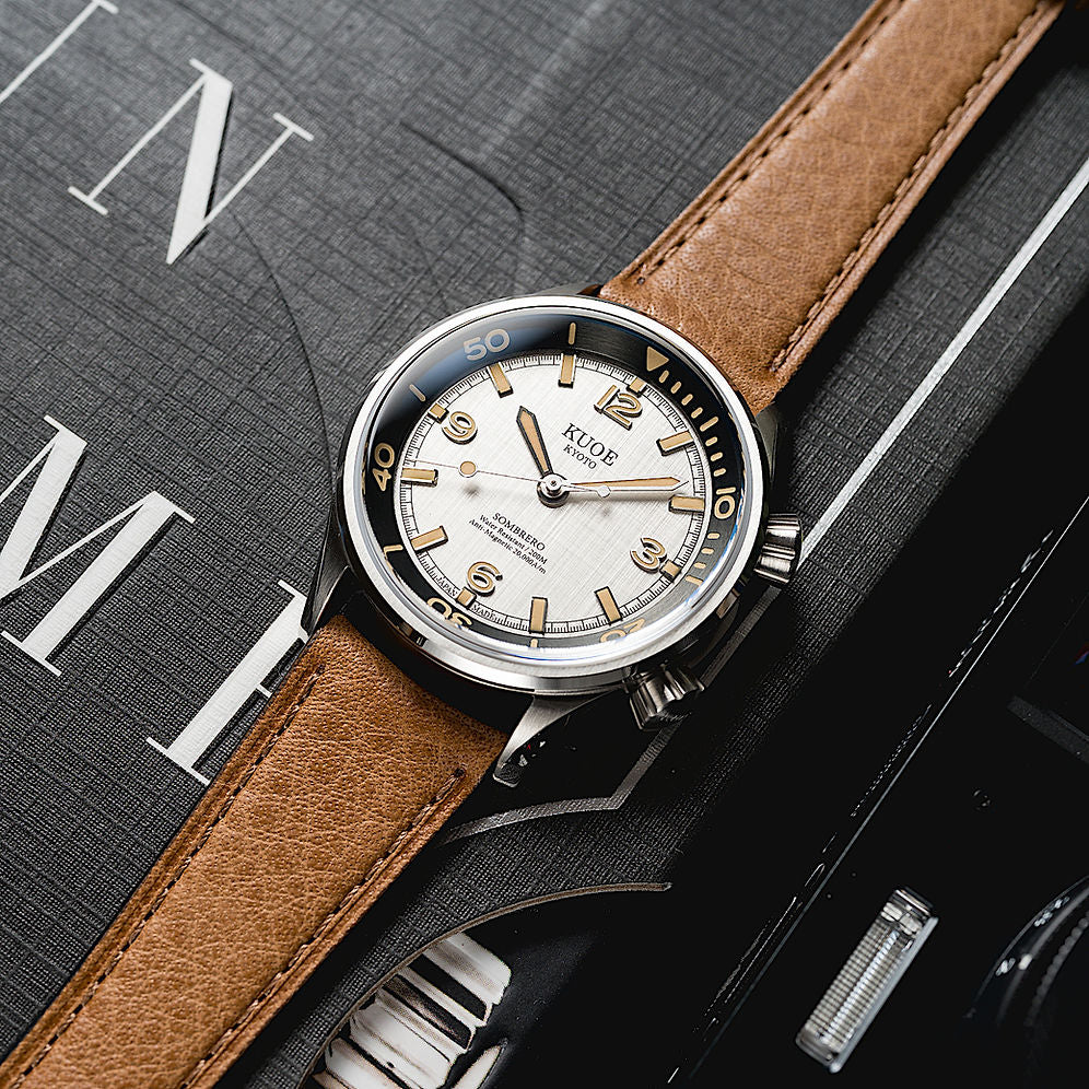Kuoe Sombrero 90-011, Silver, Linen Textured Dial, 20 Bar Water Resistant