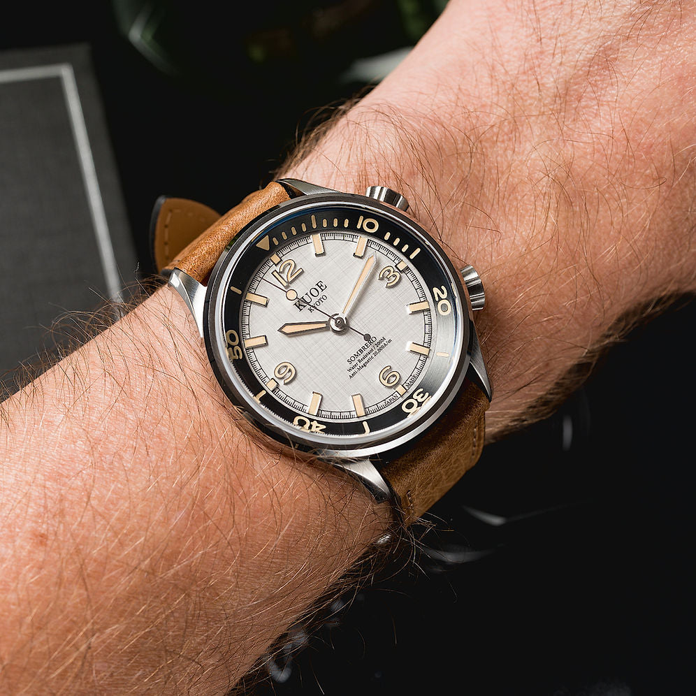 Kuoe Sombrero 90-011, Silver, Linen Textured Dial, 20 Bar Water Resistant